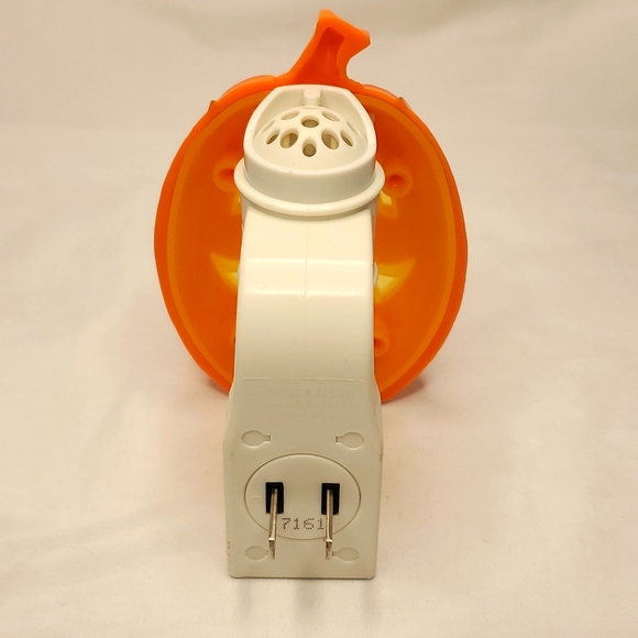 Bath & Body Works Halloween Jack-o-Lantern Wallflower Nightlight Diffuser Tested - Picture 4 of 6